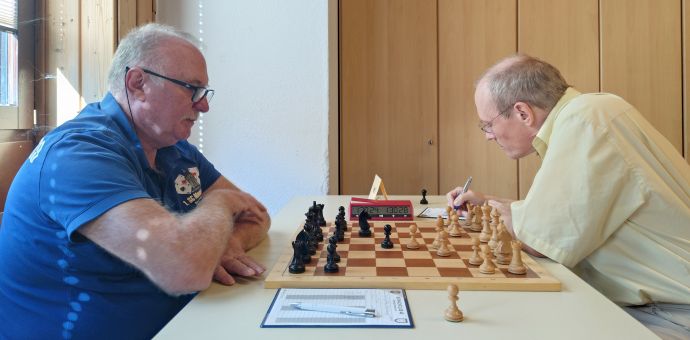 FM Bernd Schneider (Schwarz) geriet unter Druck, fuhr aber den halben Punkt nach Hause.